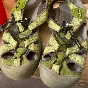 Keens shoes- slightly worn, excellent shape